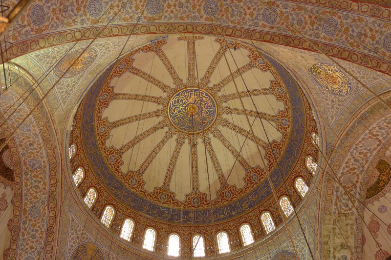 widok od środka na kopułę Błękitnego Meczetu, Stambuł