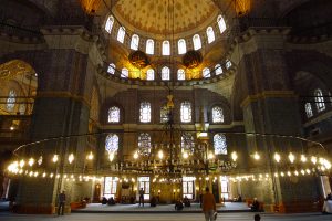 zwiedzający wewnątrz świątyni Haga Sofia w Stambule