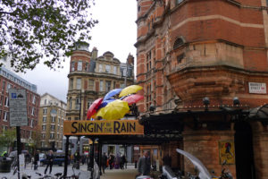 Szyld i parasolki przed hotele w Londynie