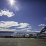 stojący na lotnisku samolot linii Emirates