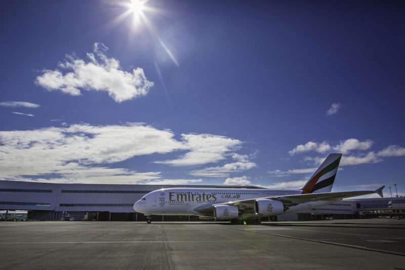 stojący na lotnisku samolot linii Emirates