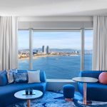 hotelowy pokój z dużymi oknami z widokiem na morze