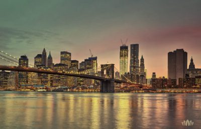 panorama oświetlonego późnym wieczorem Brooklynu