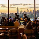 widok zza oszkolnej restauracji na panoramę Nowego Jorku