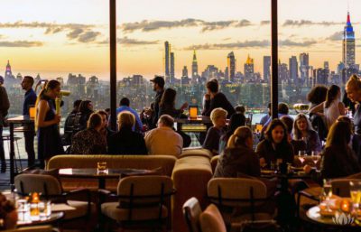 widok zza oszkolnej restauracji na panoramę Nowego Jorku