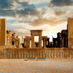 Wschód słońca w Persepolis, stolicy starożytnego królestwa Achemenidów. Starożytne kolumny. Widok Iranu. Starożytna Persja. Piękny wschód słońca w tle.