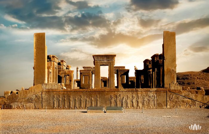 Wschód słońca w Persepolis, stolicy starożytnego królestwa Achemenidów. Starożytne kolumny. Widok Iranu. Starożytna Persja. Piękny wschód słońca w tle.
